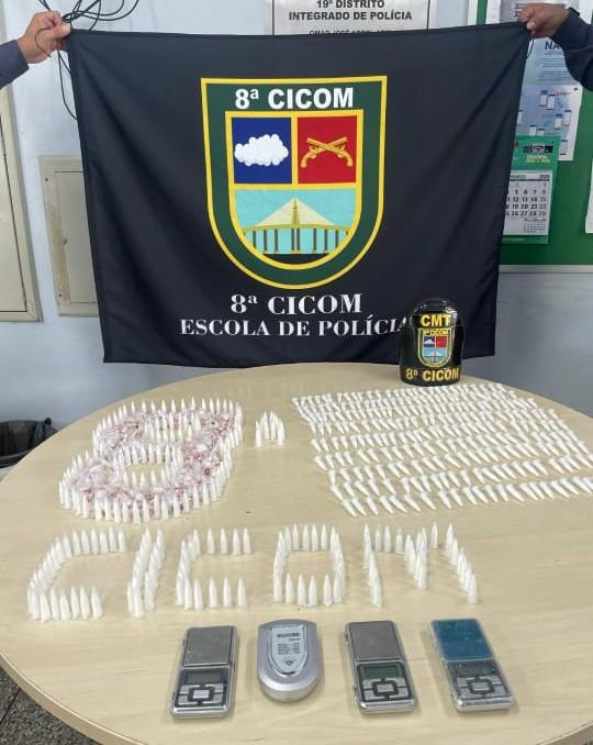 Na Compensa, homem é preso com sacola cheia de drogas