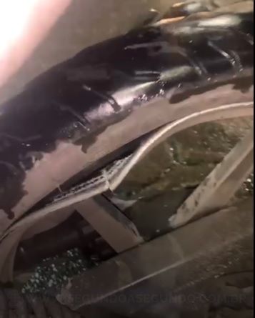 Motoristas gravaram vídeos para denunciar prejuízos causados por buraco