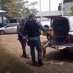 Preso escapa de camburão e foge de policiais em Manacapuru
