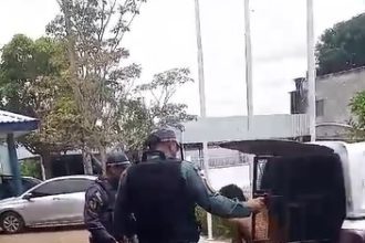 Preso escapa de camburão e foge de policiais em Manacapuru