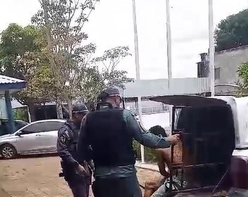 Preso escapa de camburão e foge de policiais em Manacapuru