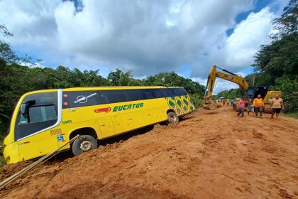Ônibus tomba na BR-319 e deixa três feridos