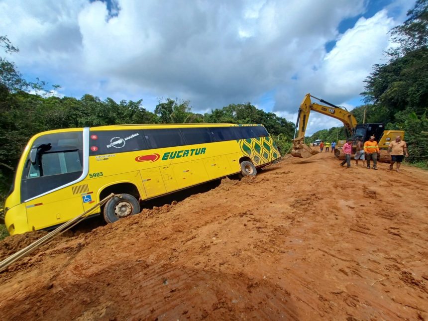 Ônibus tomba na BR-319 e deixa três feridos