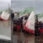 Vídeo: micro-ônibus tomba em buraco alagado