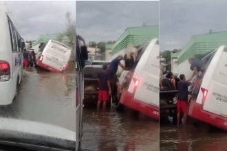 Vídeo: micro-ônibus tomba em buraco alagado