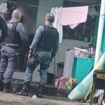 Homem faz filha refém
