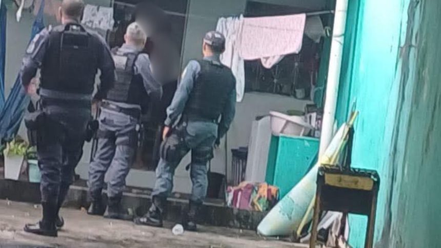 Homem faz filha refém