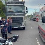 Mulher atingida por carreta em Manaus