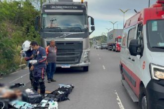 Mulher atingida por carreta em Manaus