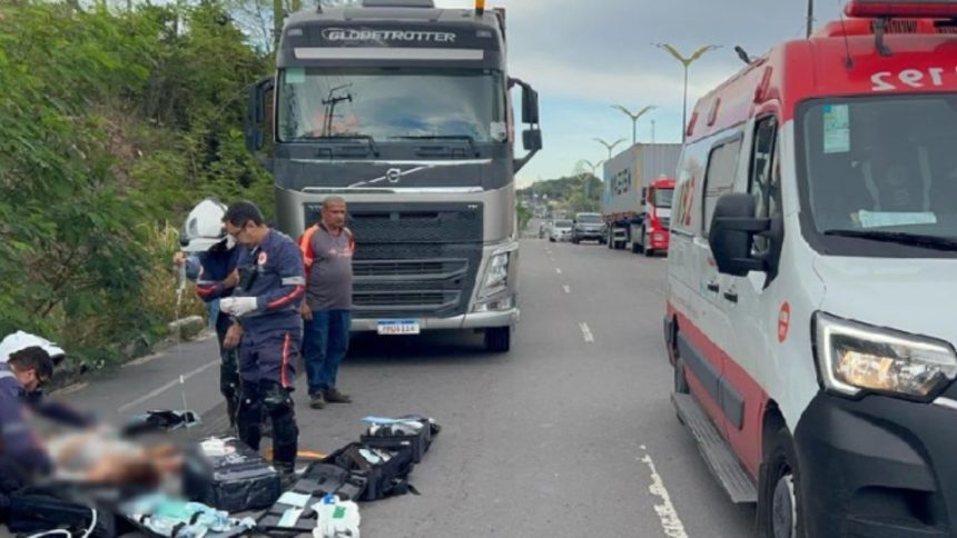 Mulher atingida por carreta em Manaus