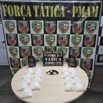 PM estoura boca de fumo e traficantes deixam para trás mochila recheada com cocaína e revólver