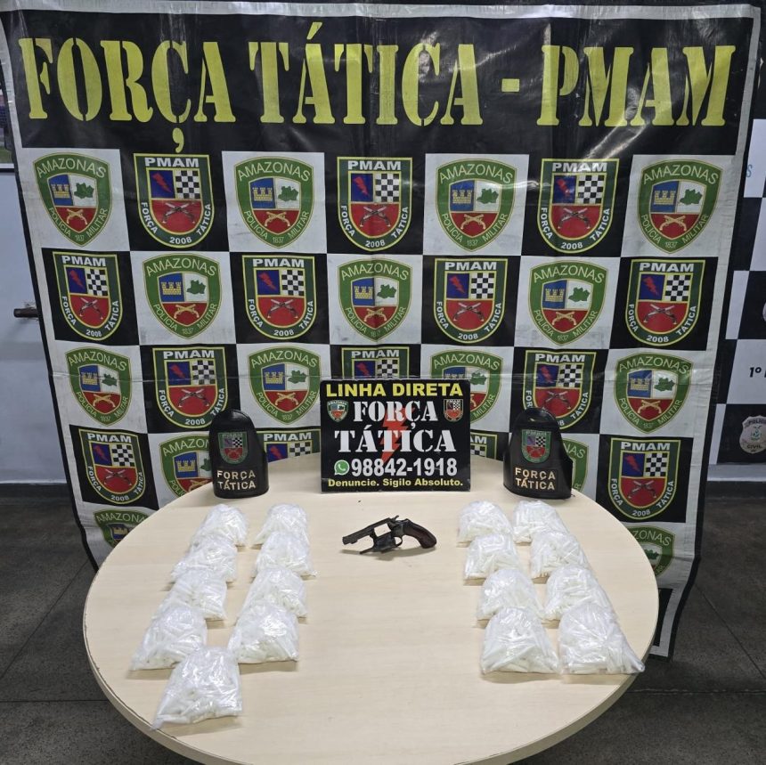 PM estoura boca de fumo e traficantes deixam para trás mochila recheada com cocaína e revólver