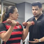 Personal trainer orienta atividades físicas