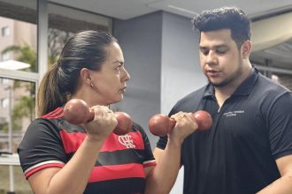 Personal trainer orienta atividades físicas