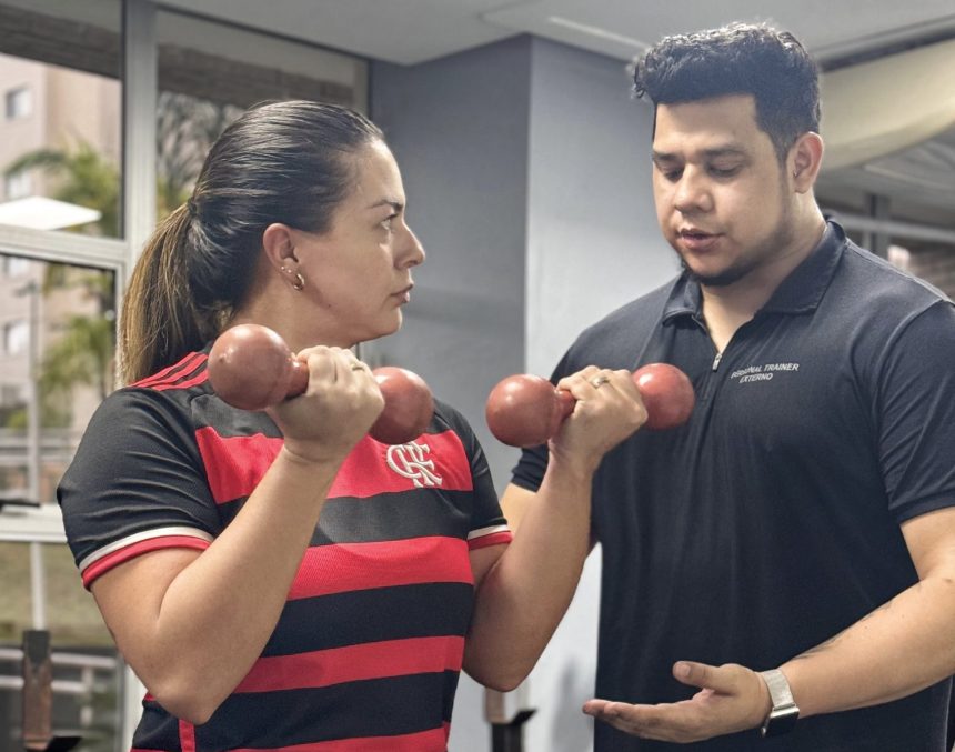 Personal trainer orienta atividades físicas