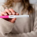 Teste de gravidez de farmácia é seguro? Especialista explica