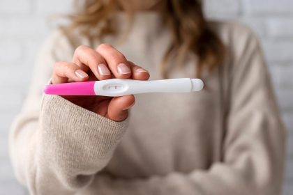 Teste de gravidez de farmácia é seguro? Especialista explica