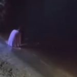 Vídeo mulher de branco na Ponta Negra