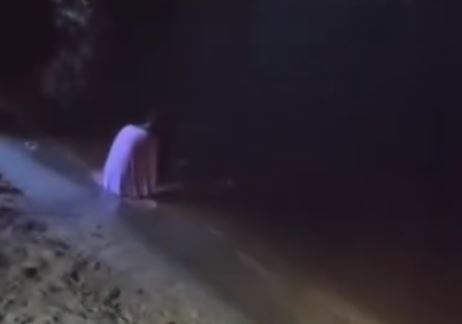 Vídeo mulher de branco na Ponta Negra