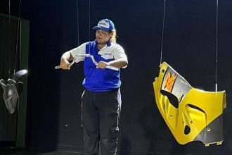 Peça ‘Operária’ retrata cotidiano no Polo Industrial de Manaus