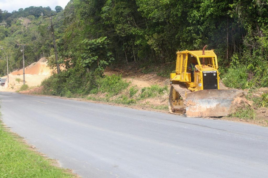 Wilson Lima vistoria obras de modernização da AM-010