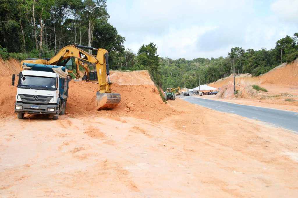 Wilson Lima vistoria obras de modernização da AM-010