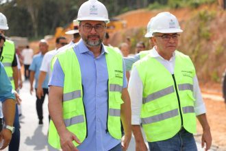 Wilson Lima vistoria obras de modernização da AM-010