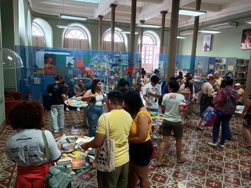 Biblioteca Pública promove troca de livros e visitas guiadas