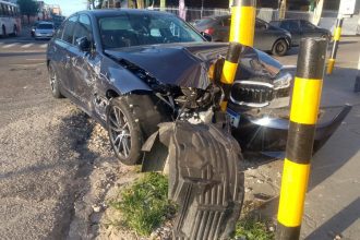 Três pessoas ficam feridas após acidente entre BMW e picape no Centro de Manaus