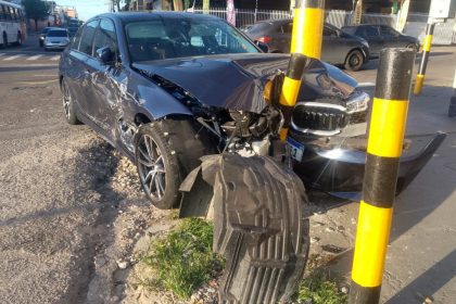 Três pessoas ficam feridas após acidente entre BMW e picape no Centro de Manaus