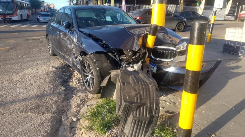 Três pessoas ficam feridas após acidente entre BMW e picape no Centro de Manaus