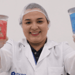 Imagem colorida mostra Envasamento de copos da Cosama Festival de Partintins