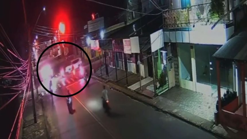Vídeo: Motociclista morre e garupa fica ferido após furar sinal e ser atingido