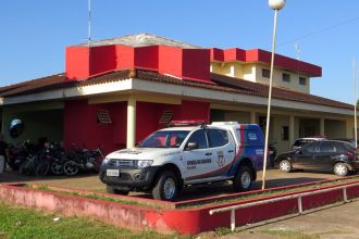 Polícia procura homem que tentou matar namorada com tiro nas costas no Amazonas