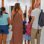 Foto mostra Família italiana com crianças do interior do Amazonas adotadas