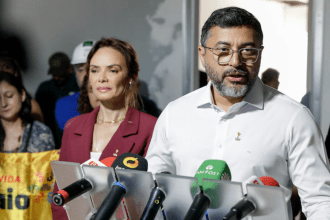 Governador Wilson Lima em coletia na vistoria obras do Centro Integrado de Atendimento à Criança e ao Adolescente