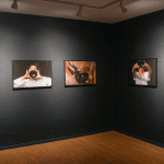 Imagem mostra fotografias na Bienal da Amazônia