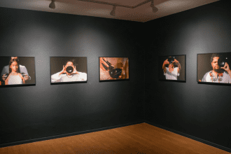 Imagem mostra fotografias na Bienal da Amazônia