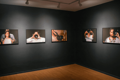 Imagem mostra fotografias na Bienal da Amazônia