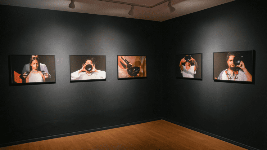 Imagem mostra fotografias na Bienal da Amazônia