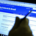 Imagem mostra computador com página aberta sobre o site aberto da Receita Federal ao falar de Imposto de Renda