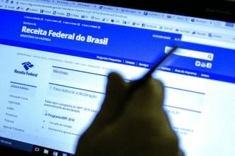 Imagem mostra computador com página aberta sobre o site aberto da Receita Federal ao falar de Imposto de Renda