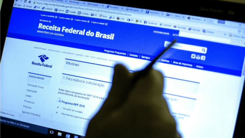 Imagem mostra computador com página aberta sobre o site aberto da Receita Federal ao falar de Imposto de Renda