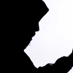 Imagem mostra homem realizando tentativa de fraude através do celular