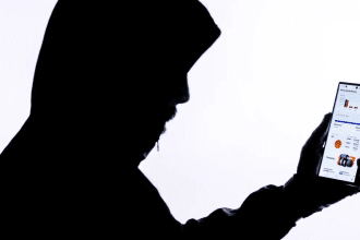 Imagem mostra homem realizando tentativa de fraude através do celular