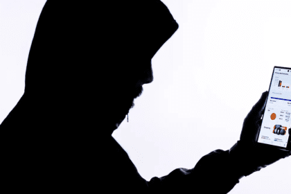 Imagem mostra homem realizando tentativa de fraude através do celular