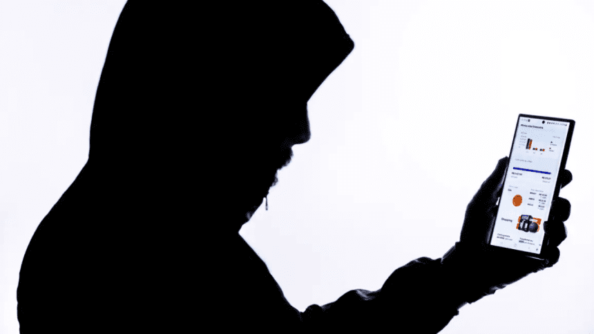 Imagem mostra homem realizando tentativa de fraude através do celular