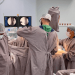 Imagem mostra cirurgia sendo feita no Hospital 28 de Agosto