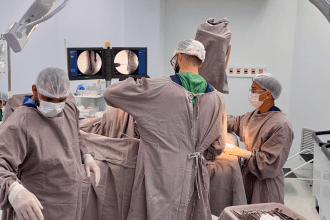 Imagem mostra cirurgia sendo feita no Hospital 28 de Agosto