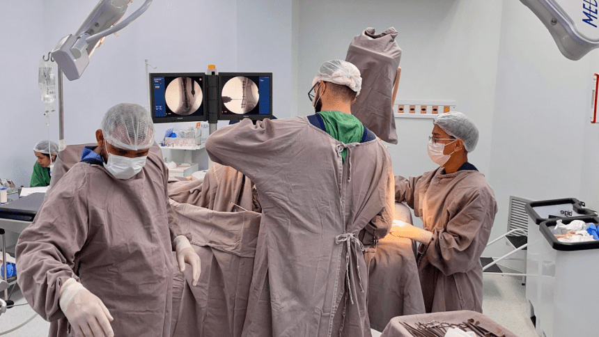 Imagem mostra cirurgia sendo feita no Hospital 28 de Agosto